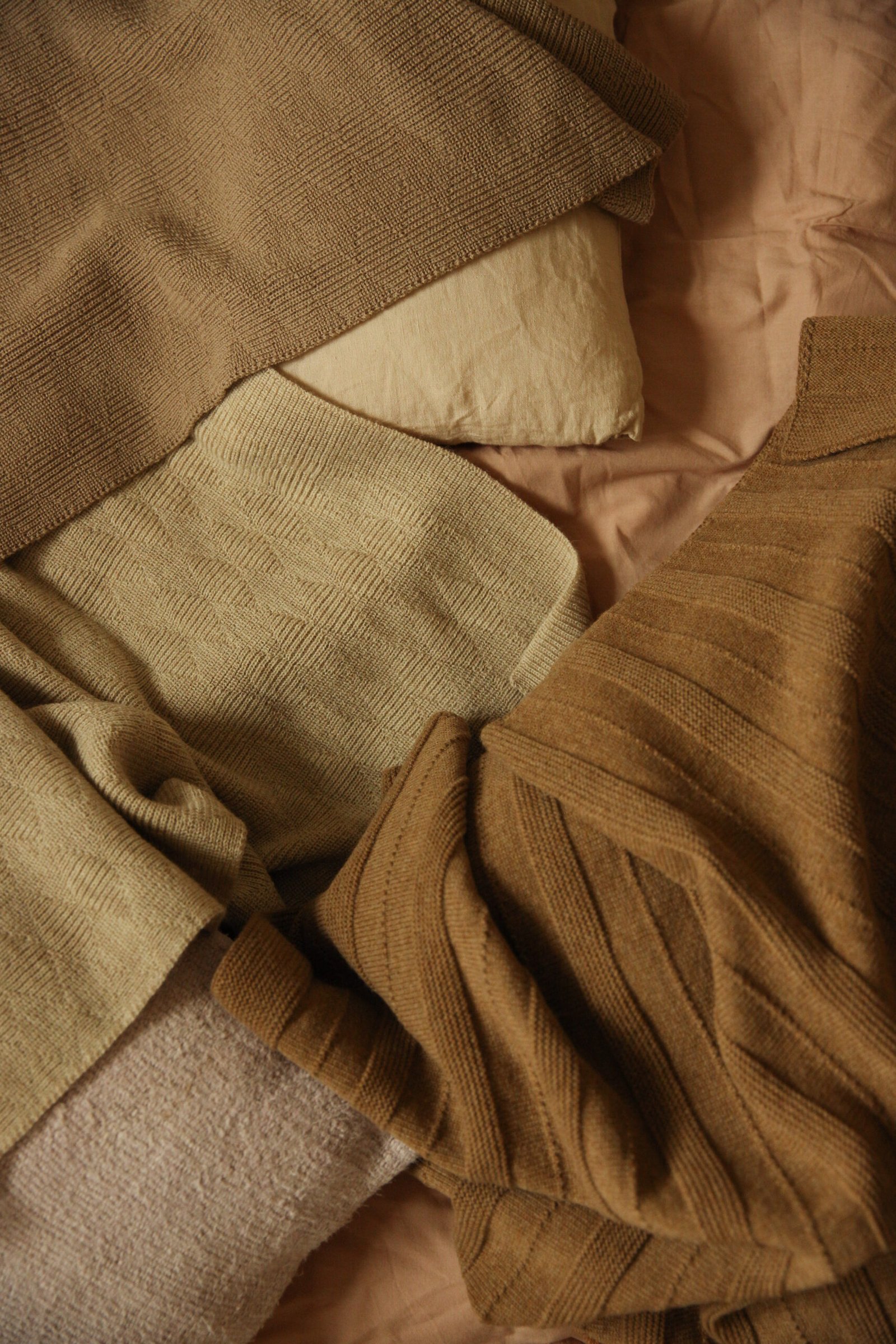 gallery image Hvid Blanket Holly | Walnut