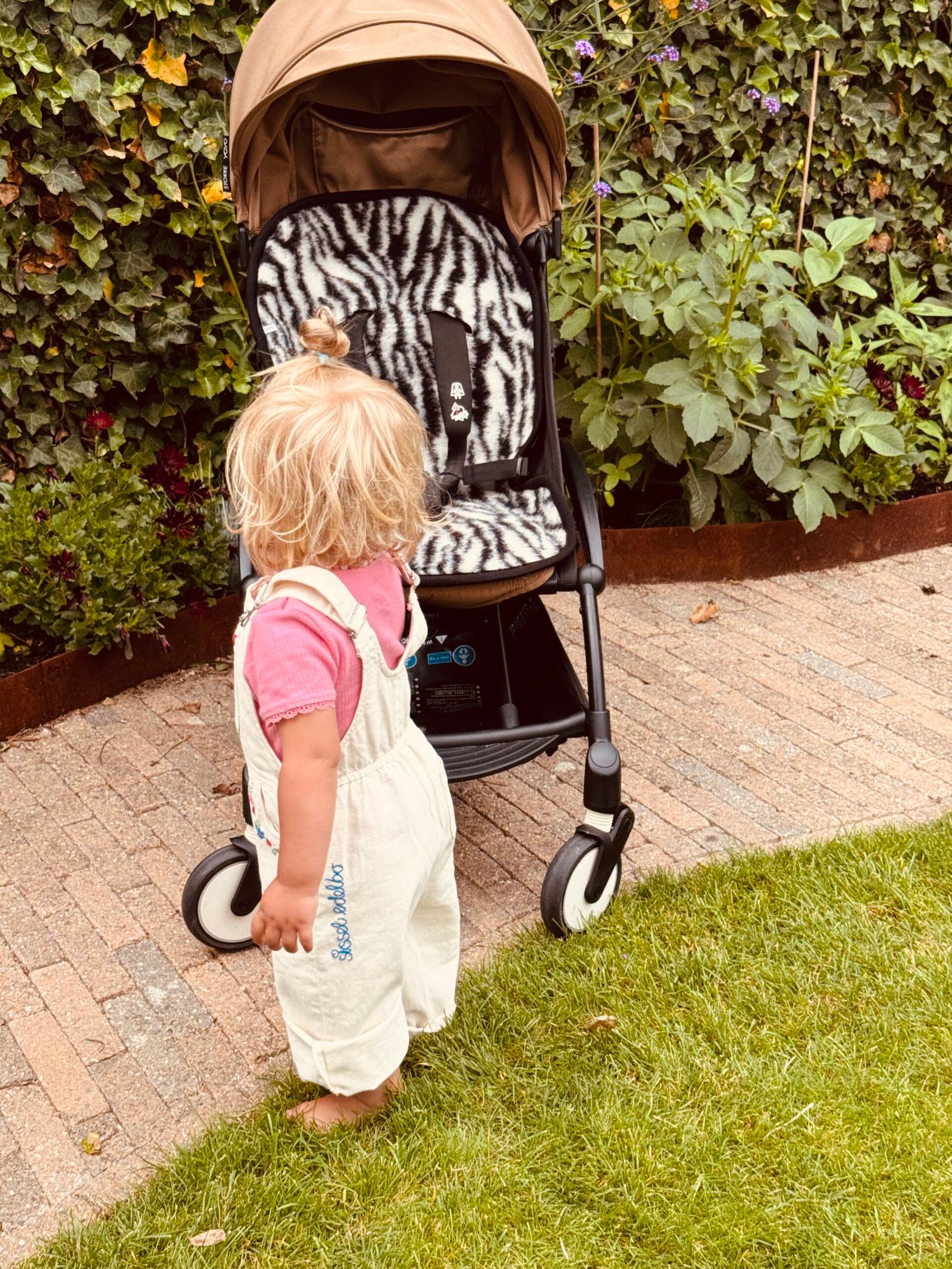 gallery image Wollen inlegger voor de buggy, autostoel en fiets! Zebraprint
