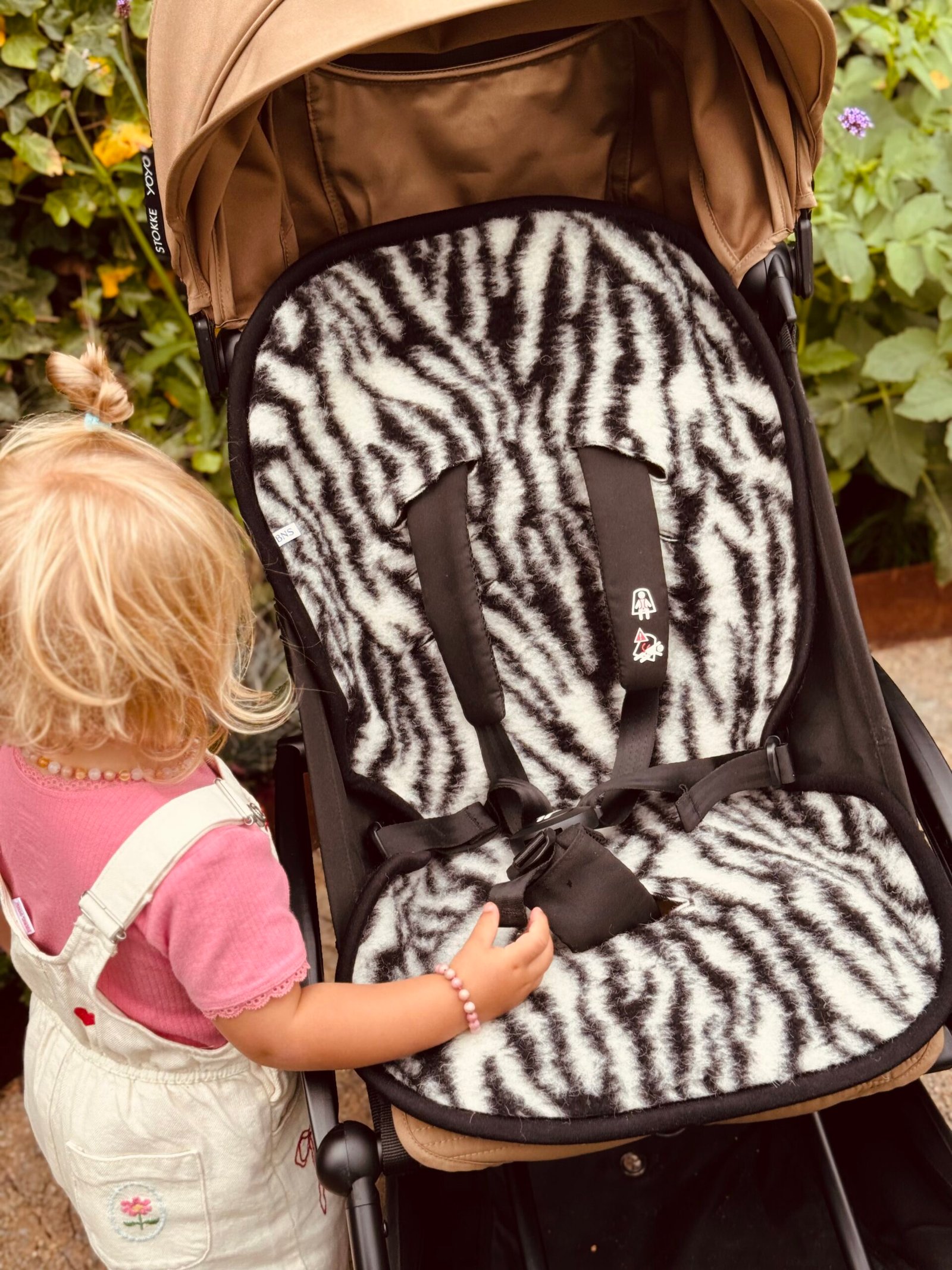 gallery image Wollen inlegger voor de buggy, autostoel en fiets! Zebraprint
