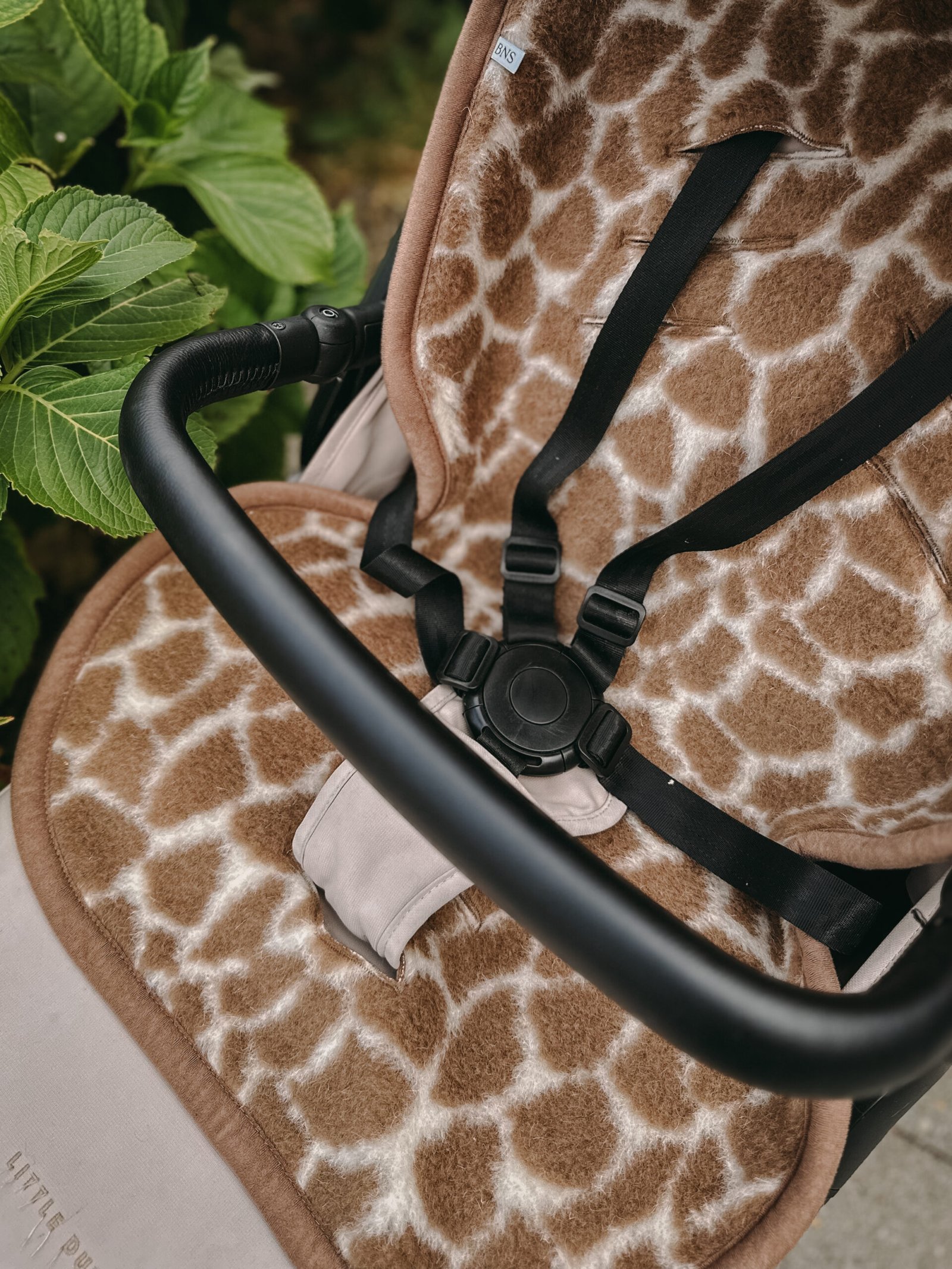 gallery image Wollen inlegger voor de buggy, autostoel en fiets! Girafprint