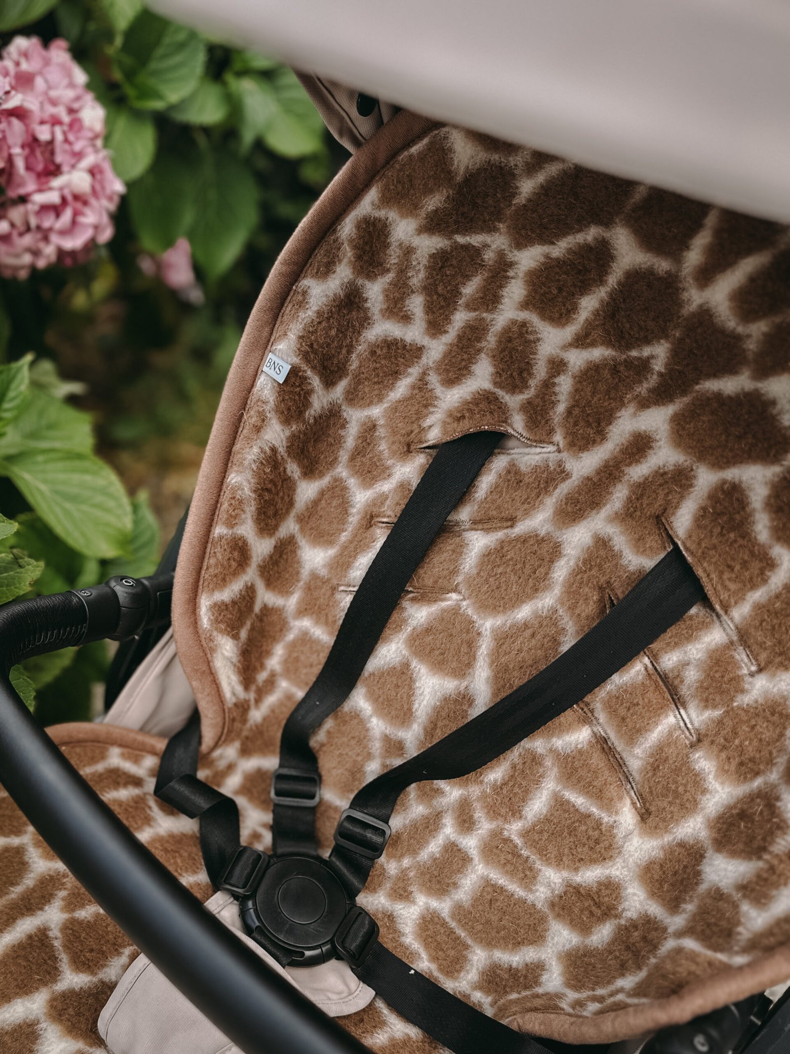 gallery image Wollen inlegger voor de buggy, autostoel en fiets! Girafprint