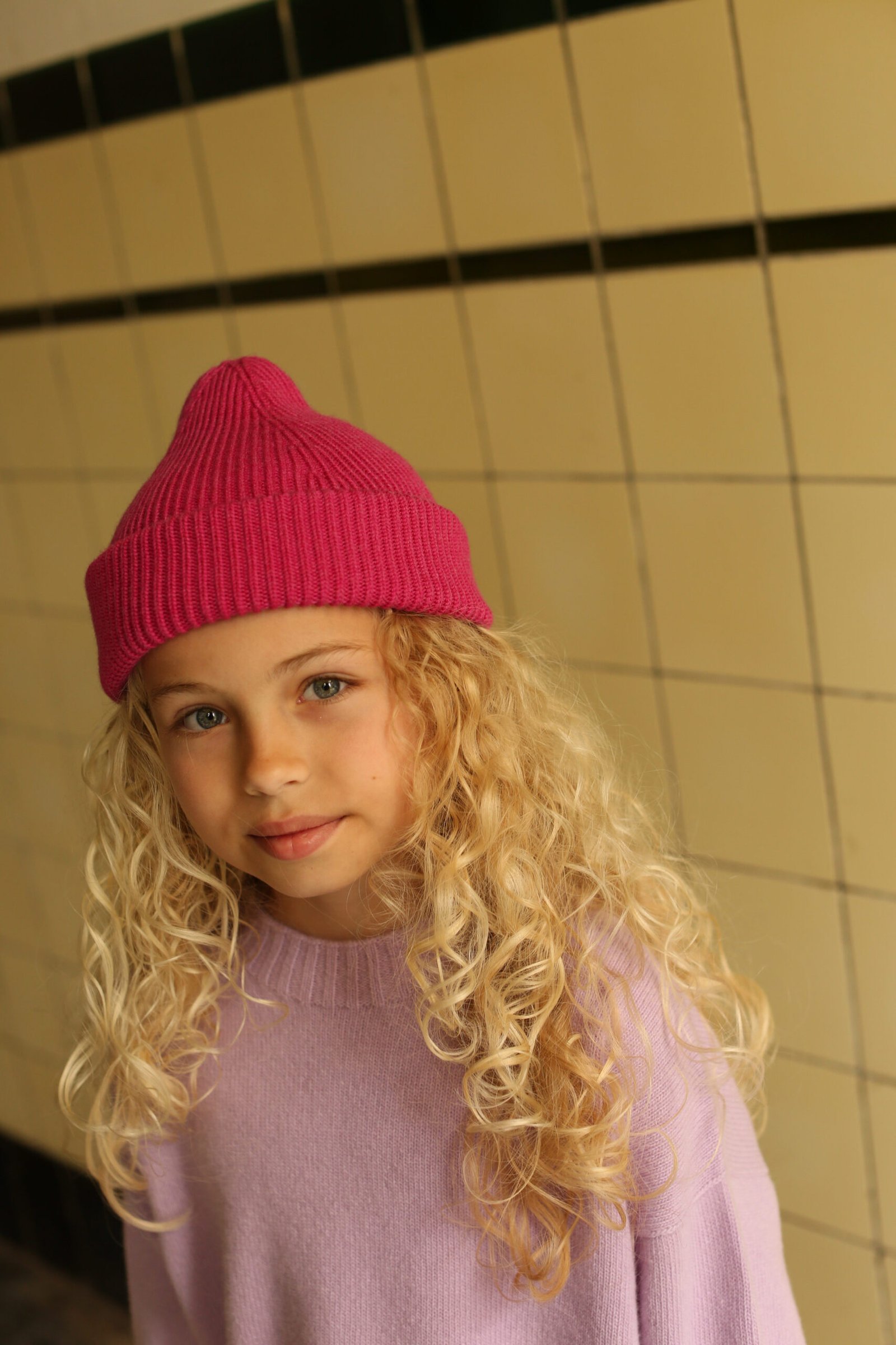 gallery image Hvid Beanie Fonzie Fuchsia