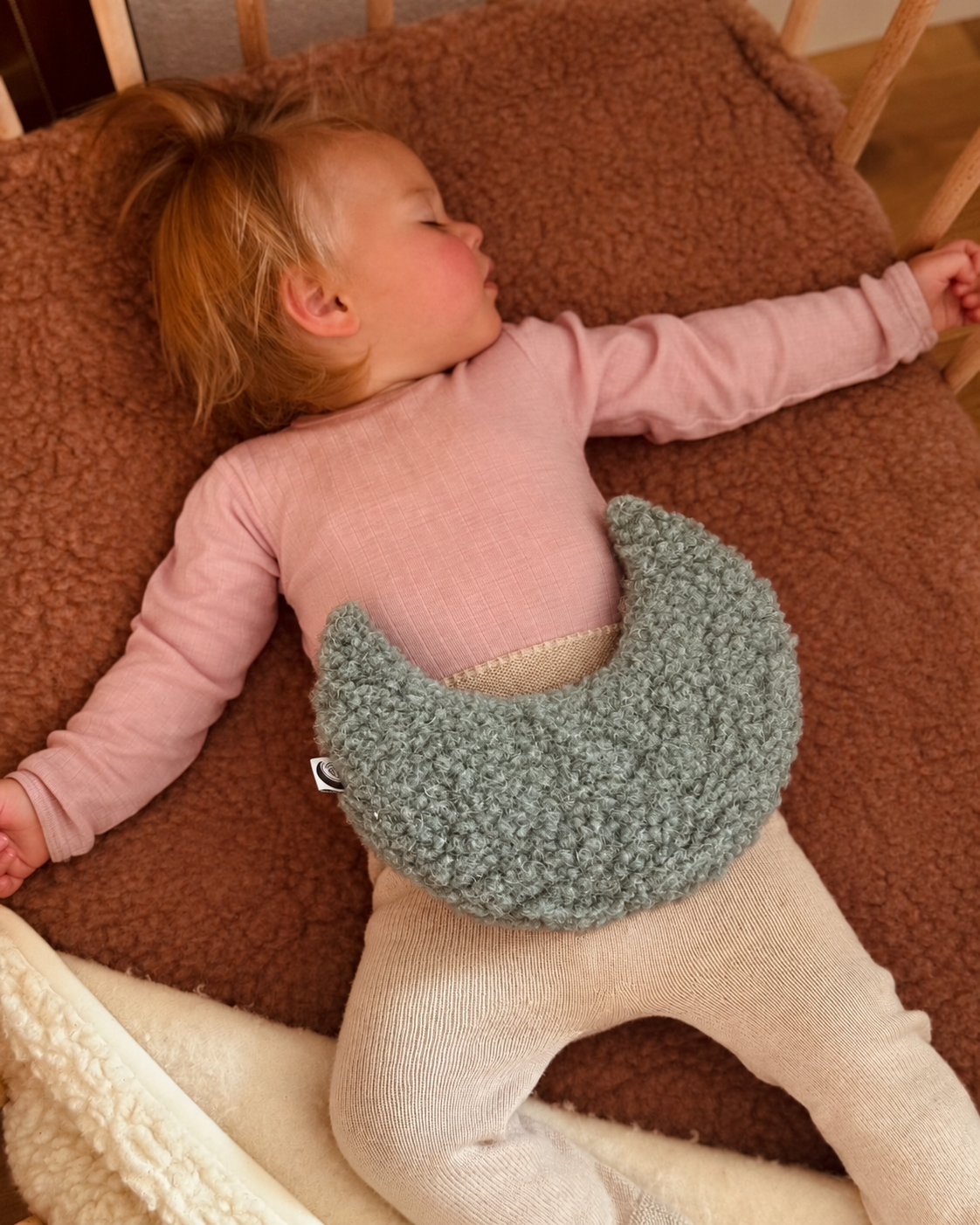 gallery image Warmtemaantje Teddy Merinowol Olive