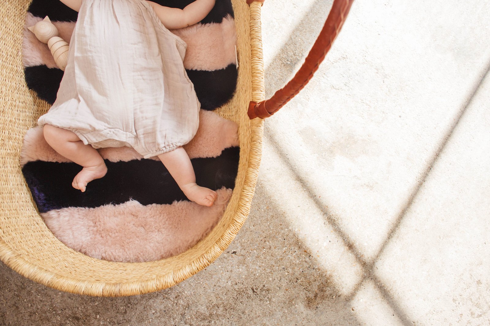 gallery image BINIBAMBA Blue Rose Stripe Snuggler®  Luxe schapenvacht buggy inleg