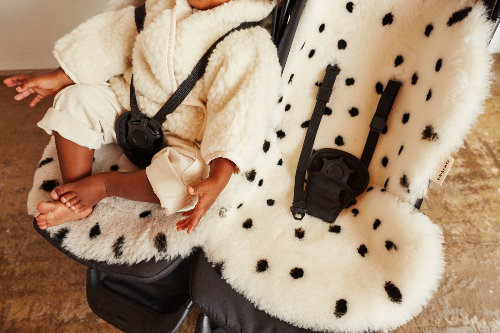 gallery image BINIBAMBA Dalmatian Snuggler®  Luxe schapenvacht buggy inleg