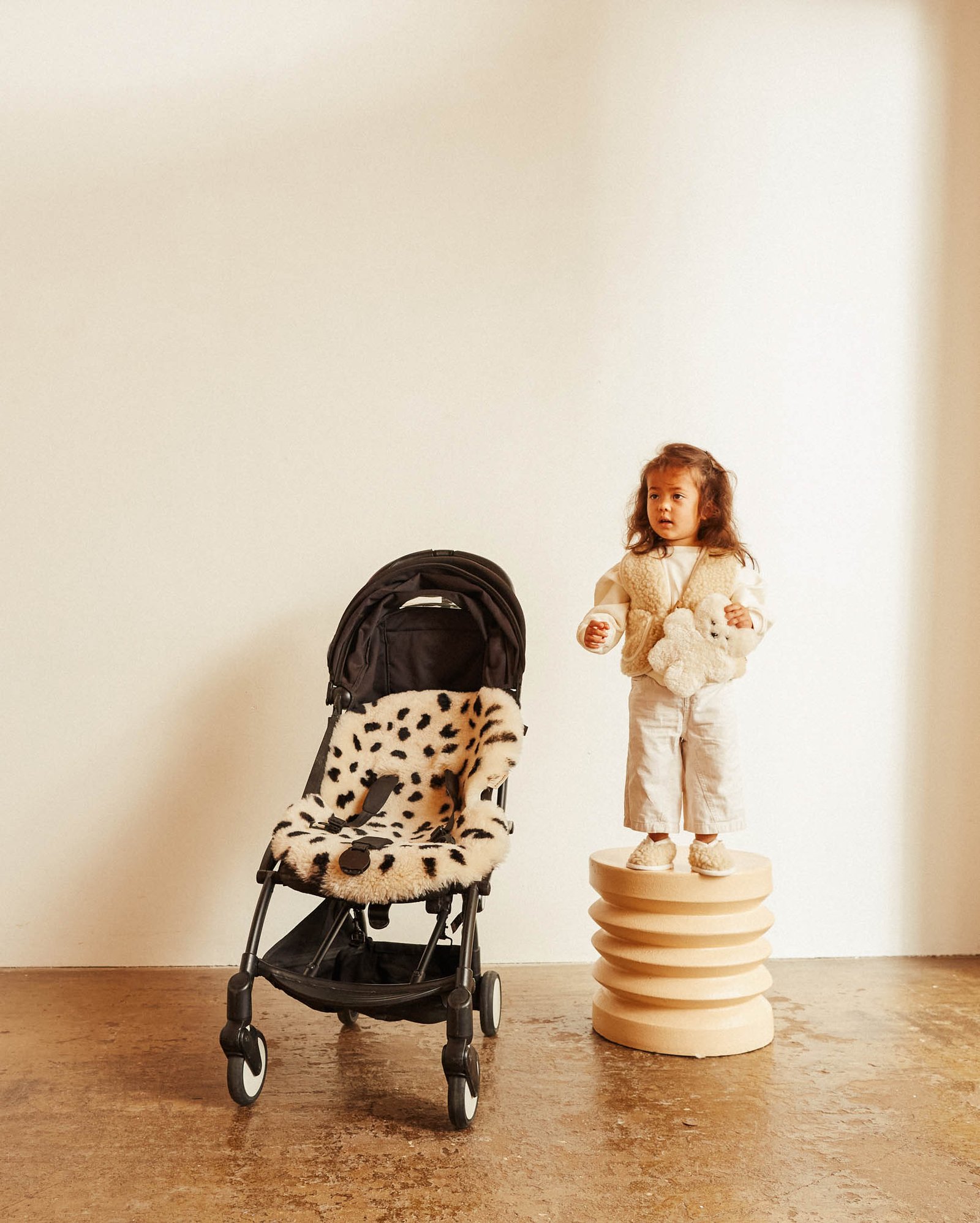 gallery image BINIBAMBA Leopard Snuggler®  Luxe schapenvacht buggy inleg