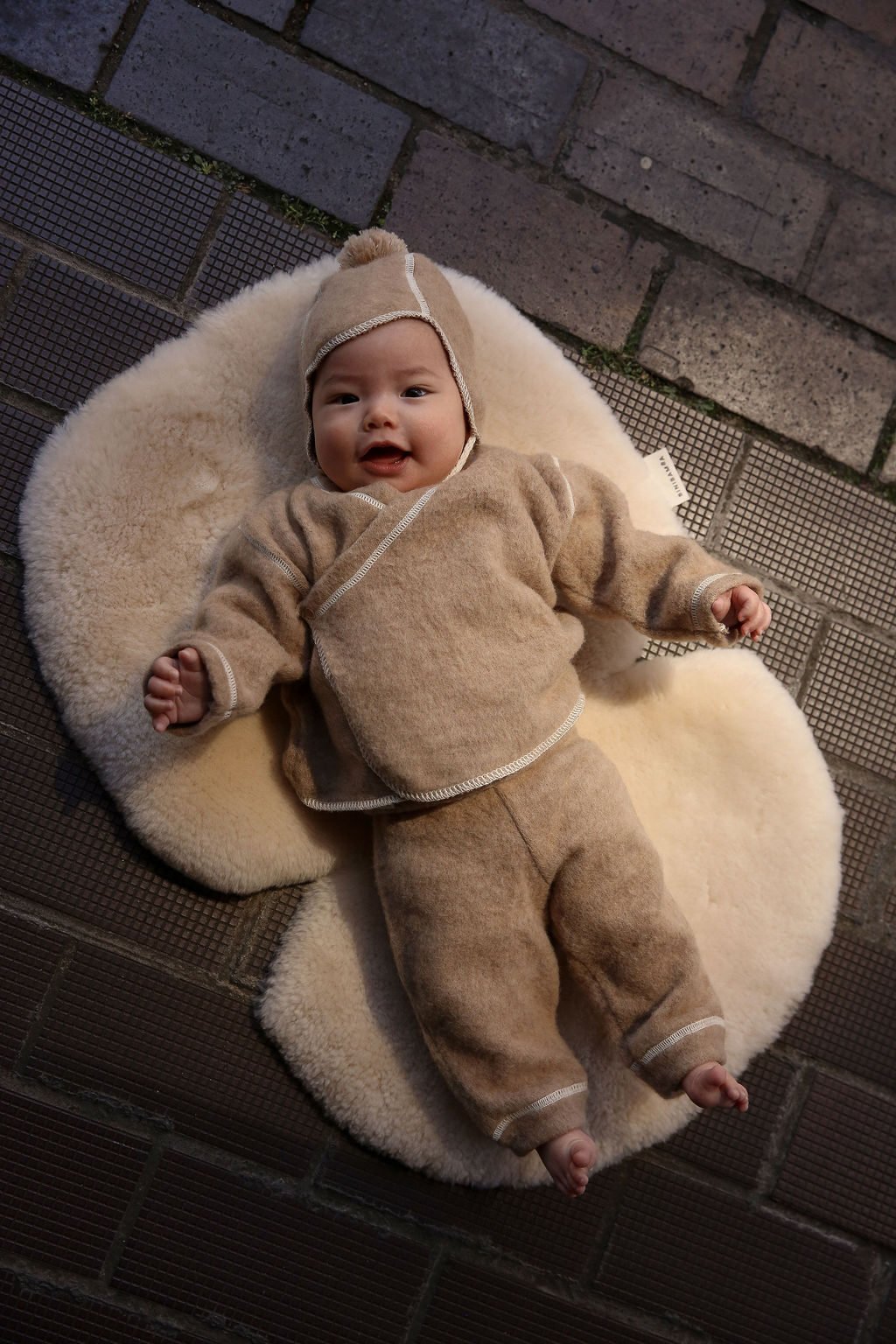 gallery image BINIBAMBA MILK Snuggler®  Luxe schapenvacht buggy inleg