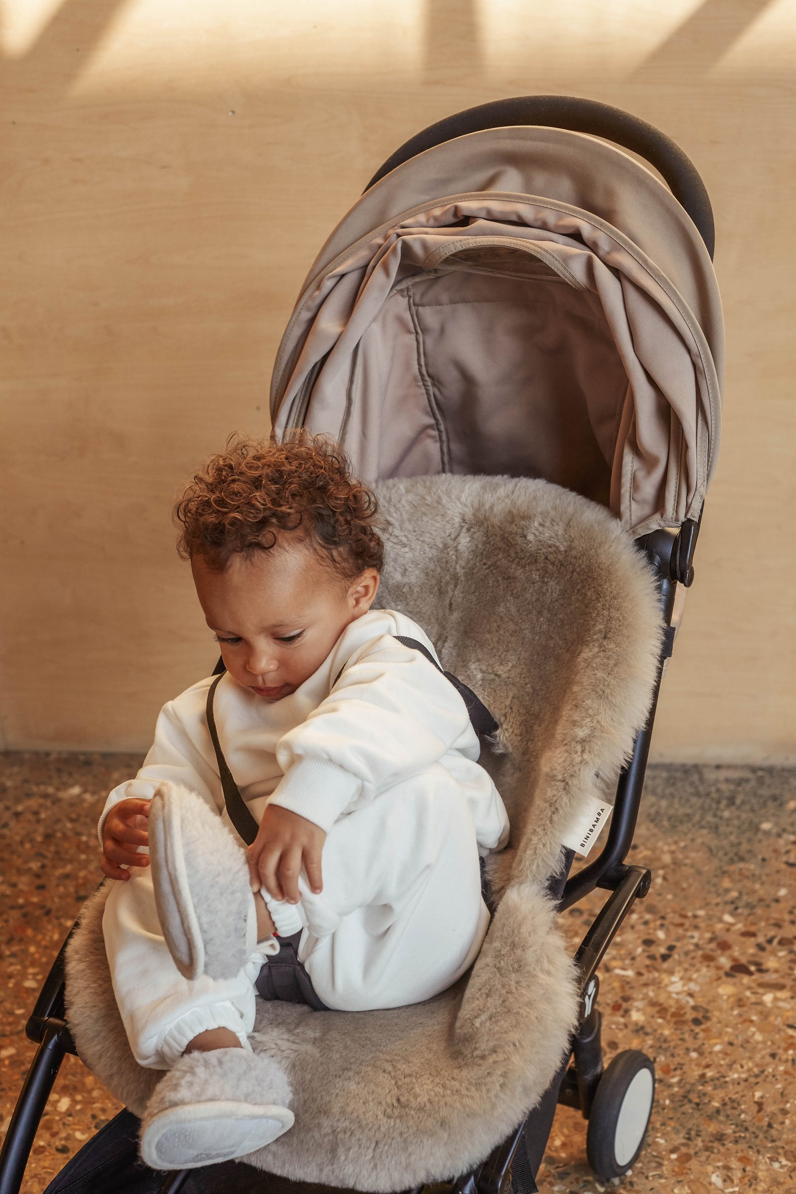 gallery image BINIBAMBA Toast Snuggler®  Luxe schapenvacht buggy inleg