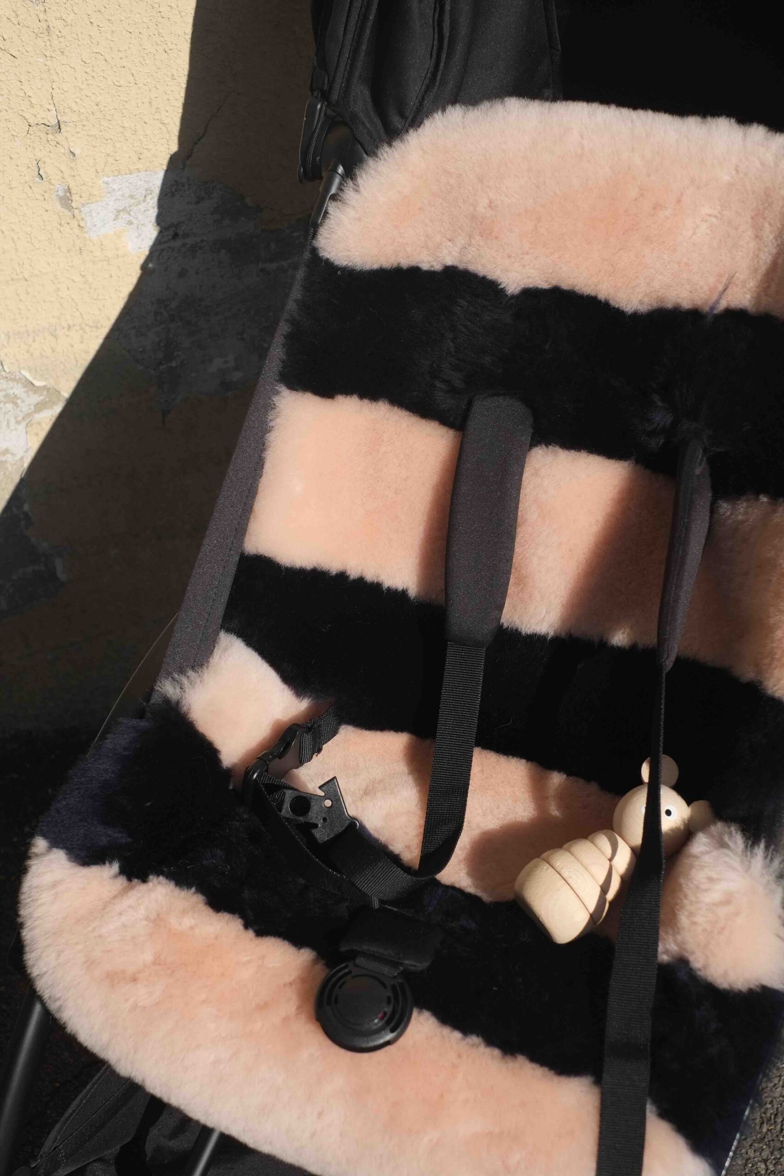 gallery image BINIBAMBA Blue Rose Stripe Snuggler®  Luxe schapenvacht buggy inleg
