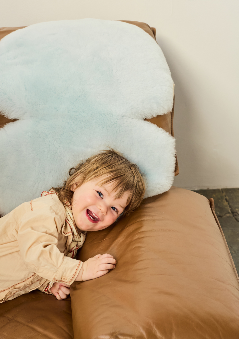gallery image BINIBAMBA Skyblue Snuggler®  Luxe schapenvacht buggy inleg