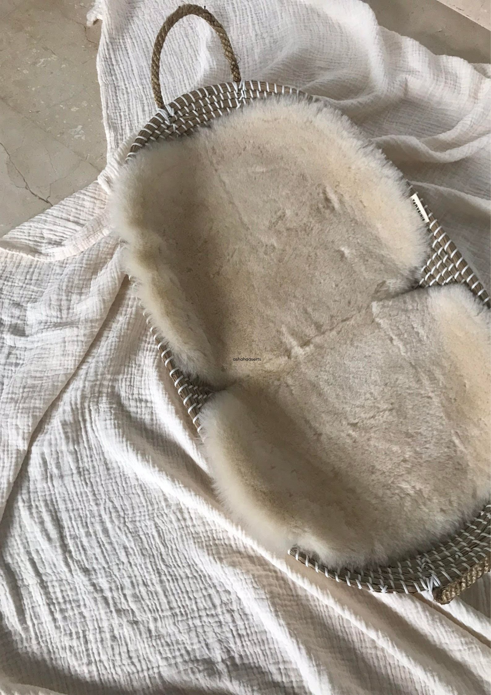 gallery image BINIBAMBA MILK Snuggler®  Luxe schapenvacht buggy inleg