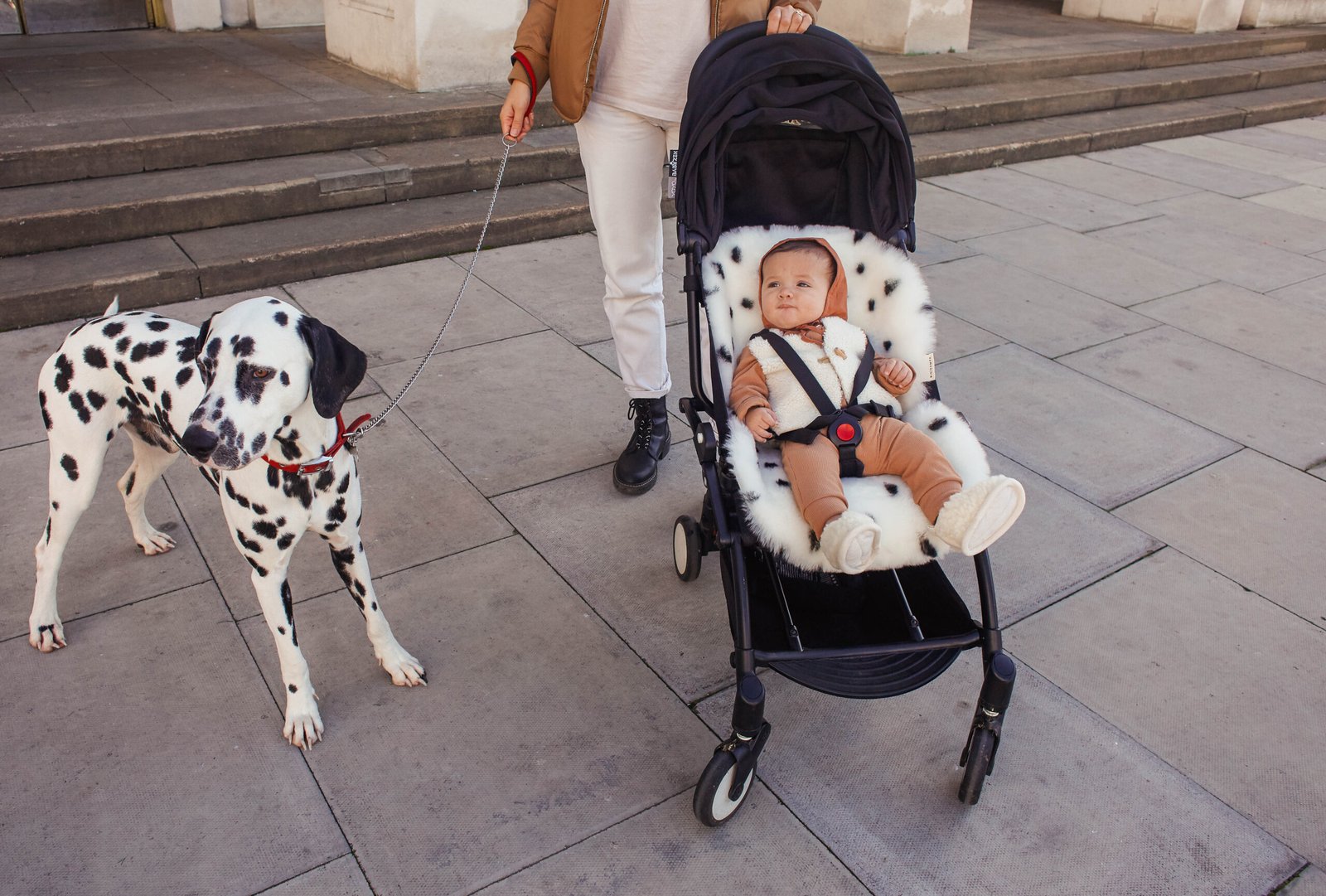 gallery image BINIBAMBA Dalmatian Snuggler®  Luxe schapenvacht buggy inleg