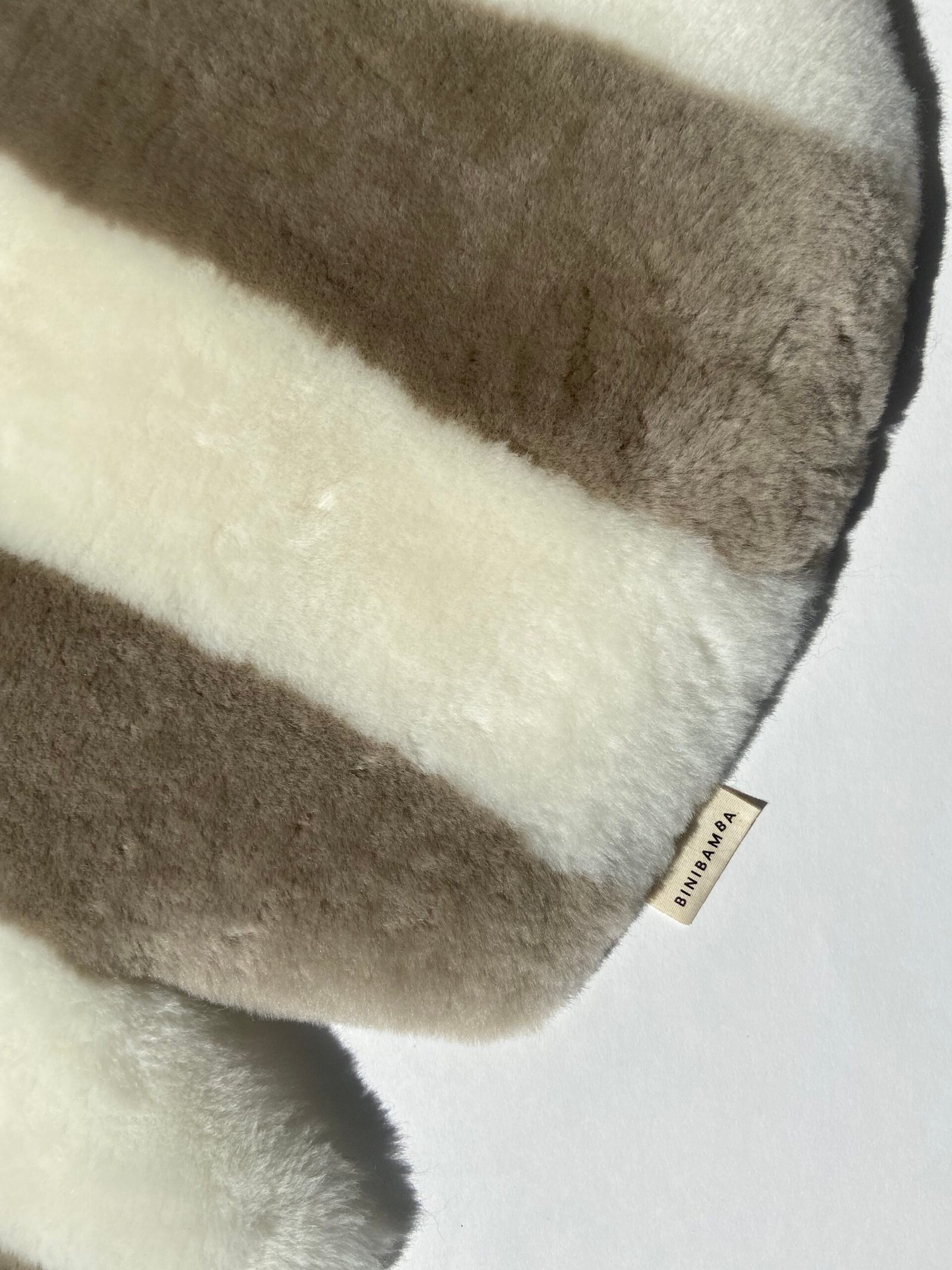 gallery image BINIBAMBA White Toastie Snuggler®  Luxe schapenvacht buggy inleg