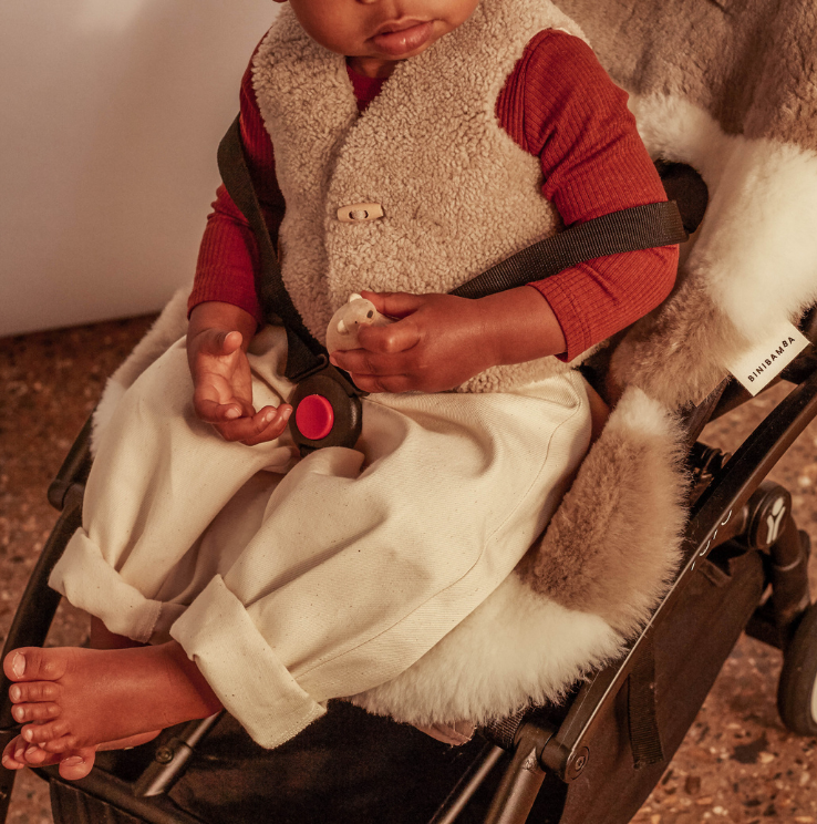 gallery image BINIBAMBA White Toastie Snuggler®  Luxe schapenvacht buggy inleg