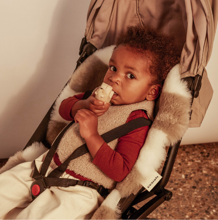 gallery image BINIBAMBA White Toastie Snuggler®  Luxe schapenvacht buggy inleg